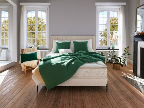 Matelas Lorelei blanc avec sommier blanc, tête de lit blanche, plaid et coussins verts Géant du Meuble